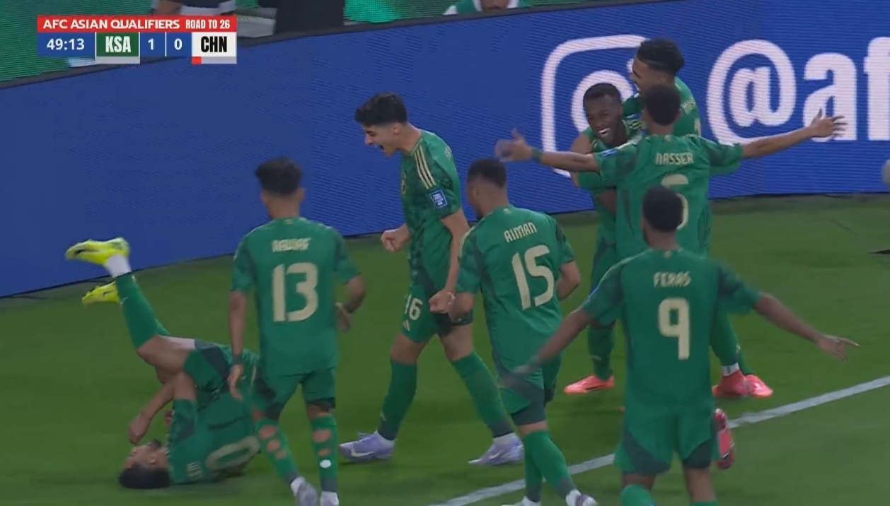 沒守??！10人國足0-1落后沙特，王大雷撲救后多薩里再射破門