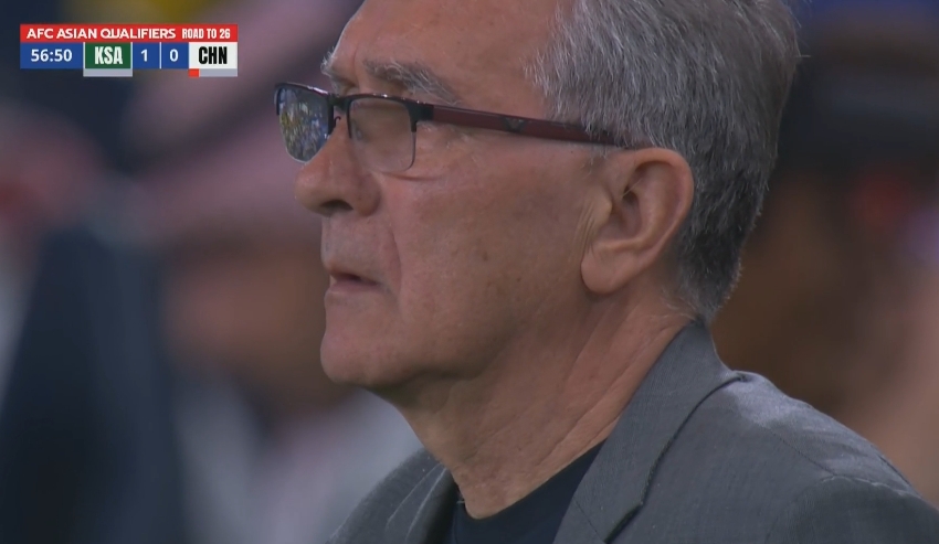 路在何方？0-1落后+少打一人，場(chǎng)邊伊萬科維奇眉頭緊鎖