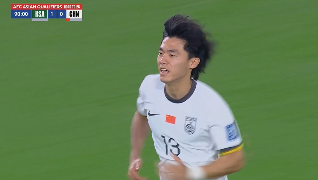 國足第90分鐘換人，胡荷韜登場(chǎng)換下謝文能