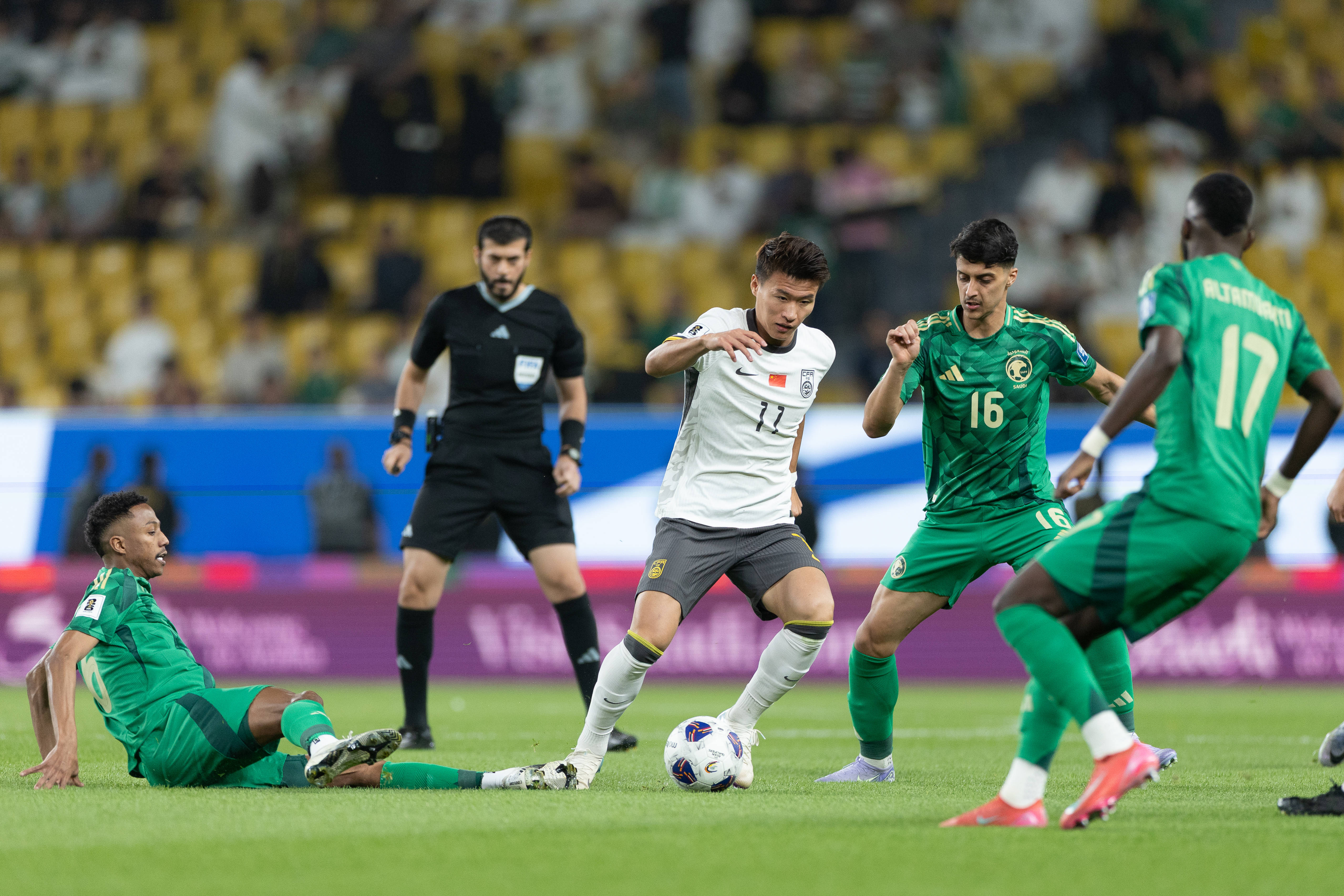 遭壓制！國足vs沙特全場(chǎng)：國足0射正+紅牌；沙特狂轟20腳+中橫梁