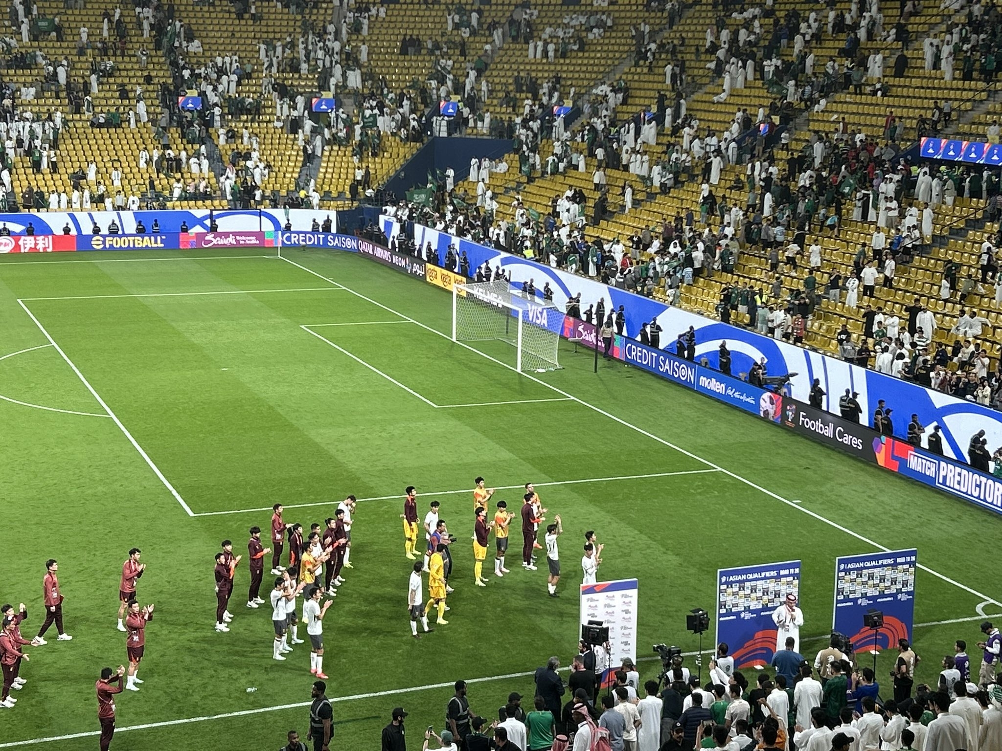 客場(chǎng)遺憾落敗，國足球員賽后向球迷謝場(chǎng)