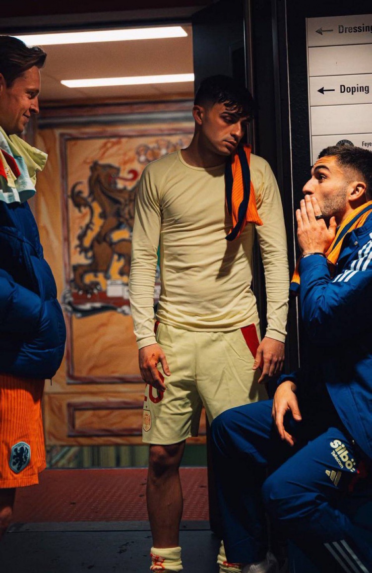 德容、費蘭、佩德里賽后相聚聊天，佩德里一臉疲憊