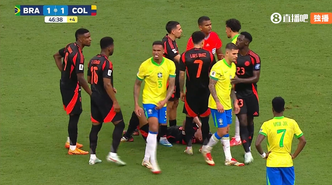 南美味道！加布里埃爾一臂干翻J羅染黃，后者痛苦捂面