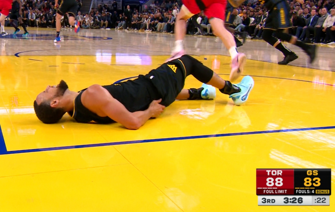 現(xiàn)階段是否考慮讓庫里休息1晚？科爾：那由隊醫(yī)定 也會和庫里商量