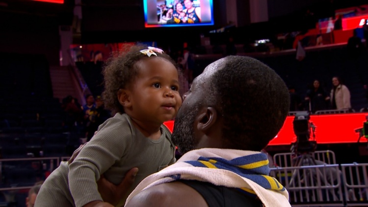 可可愛(ài)愛(ài)！追夢(mèng)賽后抱起來(lái)現(xiàn)場(chǎng)看球的女兒 慶祝今日勝利