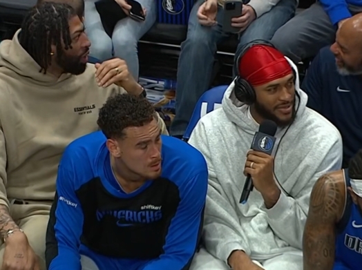 師傅你是做什么工作的？加福德坐在替補(bǔ)席拿著麥克風(fēng)參加廣播節(jié)目