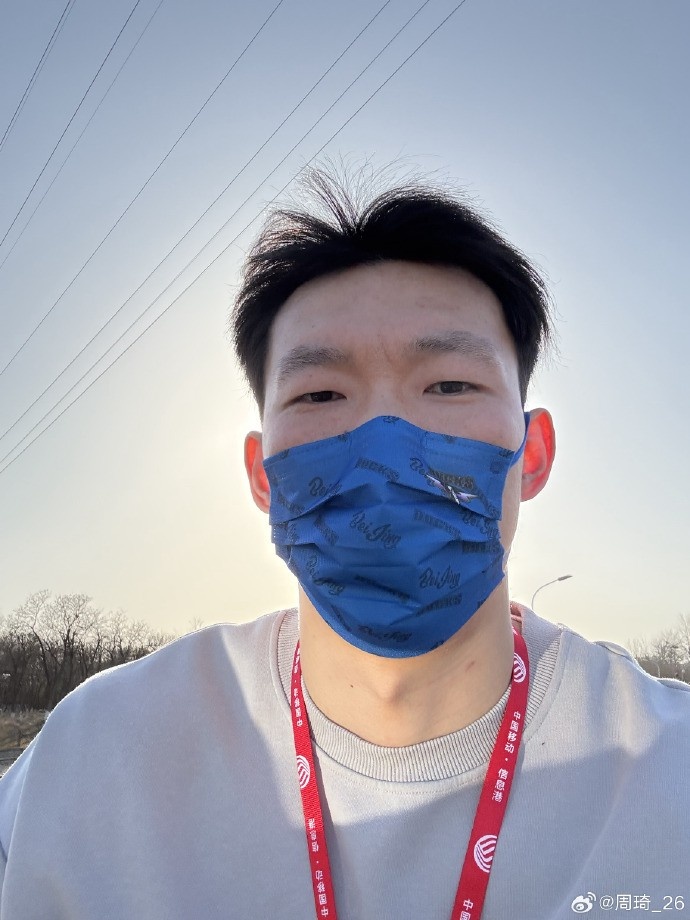 悠閑！周琦騎京牌電動車出行：太陽出來了 開京牌兜兜風(fēng)！