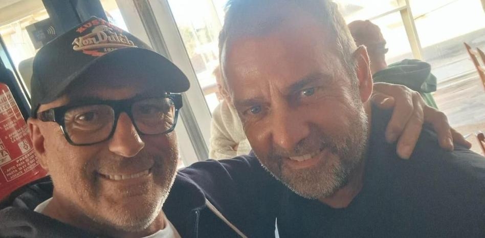 世體：巴薩主帥弗里克在西班牙小島度假，和球迷偶遇合影