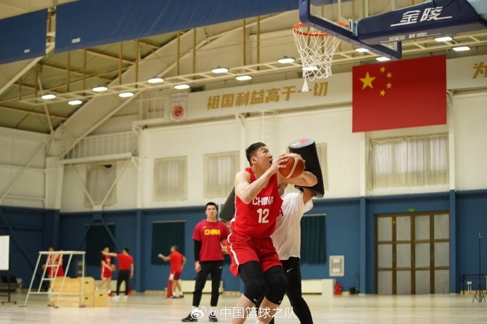 中國籃球之隊官博：大塊頭 大能量 祝李炎哲25歲生日快樂！