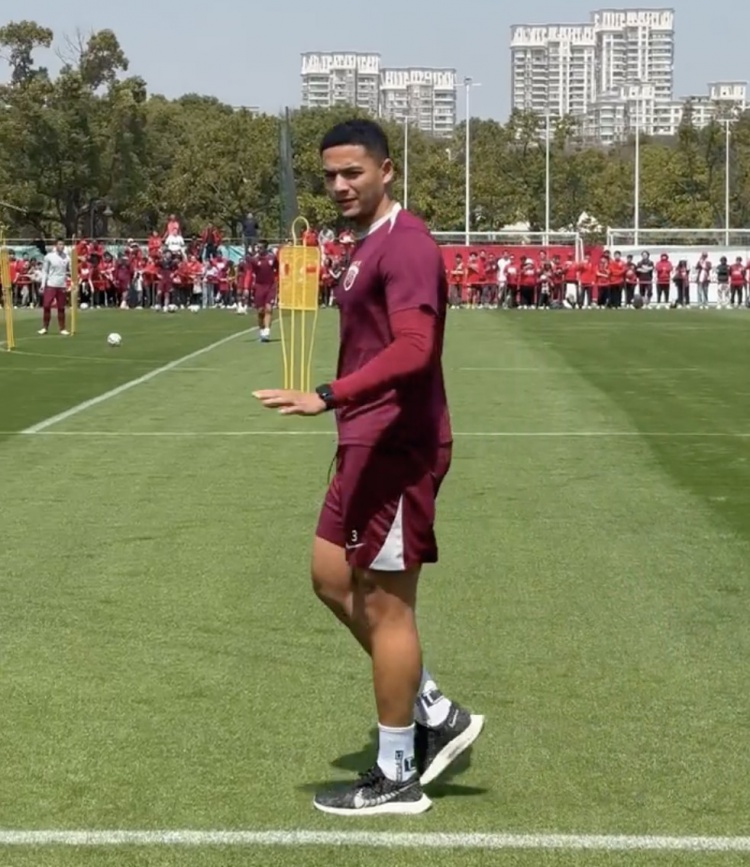 跟隊記者曬海港訓(xùn)練：武磊、蔣光太接受治療 馮勁、徐新慢跑恢復(fù)