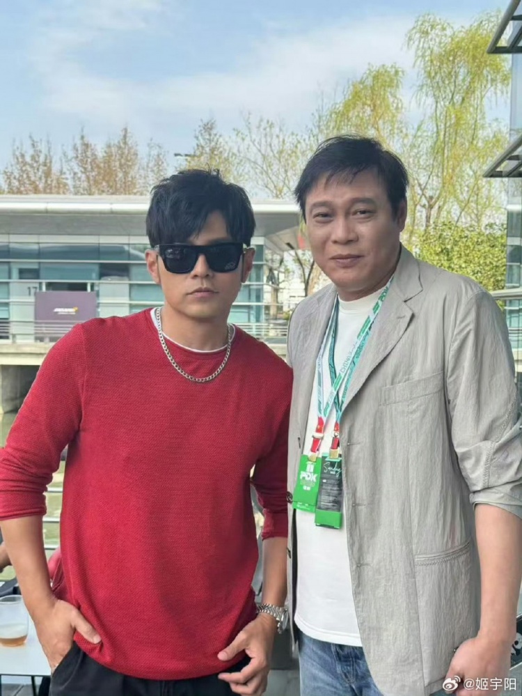 上海觀戰(zhàn)F1！記者曬范志毅與周杰倫合影照