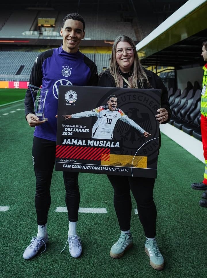 22歲穆西亞拉當(dāng)選德國隊2024年度最佳球員，在昨天領(lǐng)取了獎杯