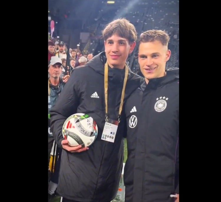 德國(guó)球童助力快發(fā)角球破門，基米希賽后送上簽名足球并合影鼓勵(lì)