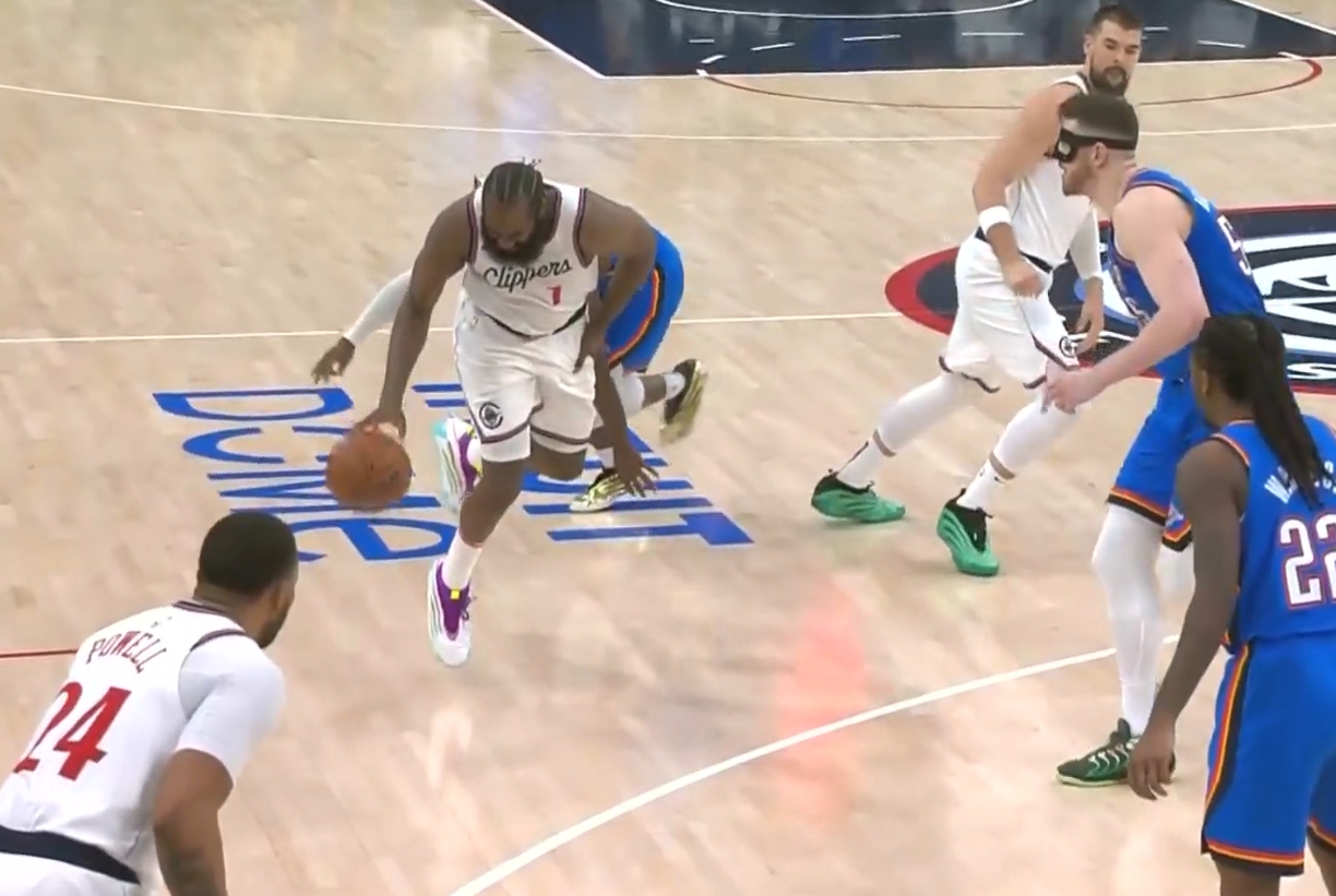 被多特貼身頂翻！哈登捂著自己的大腿痛苦倒地！好在無礙繼續(xù)比賽