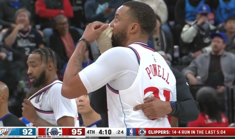 真正的“血帽”！鮑威爾上籃遭亞歷山大封蓋 被打到鼻子血流不止