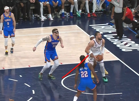 被亞歷山大切球&裁判未吹犯規(guī) 祖巴茨氣到暴跳如雷&快船全隊攤手