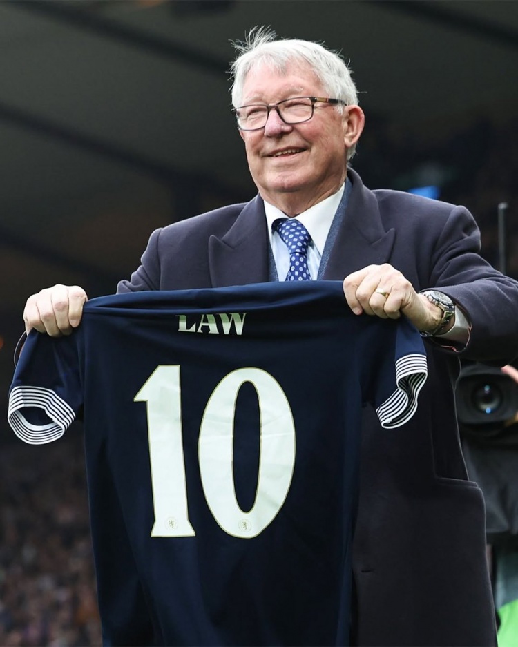 致敬傳奇，弗格森在蘇格蘭比賽前手舉丹尼斯-勞球衣