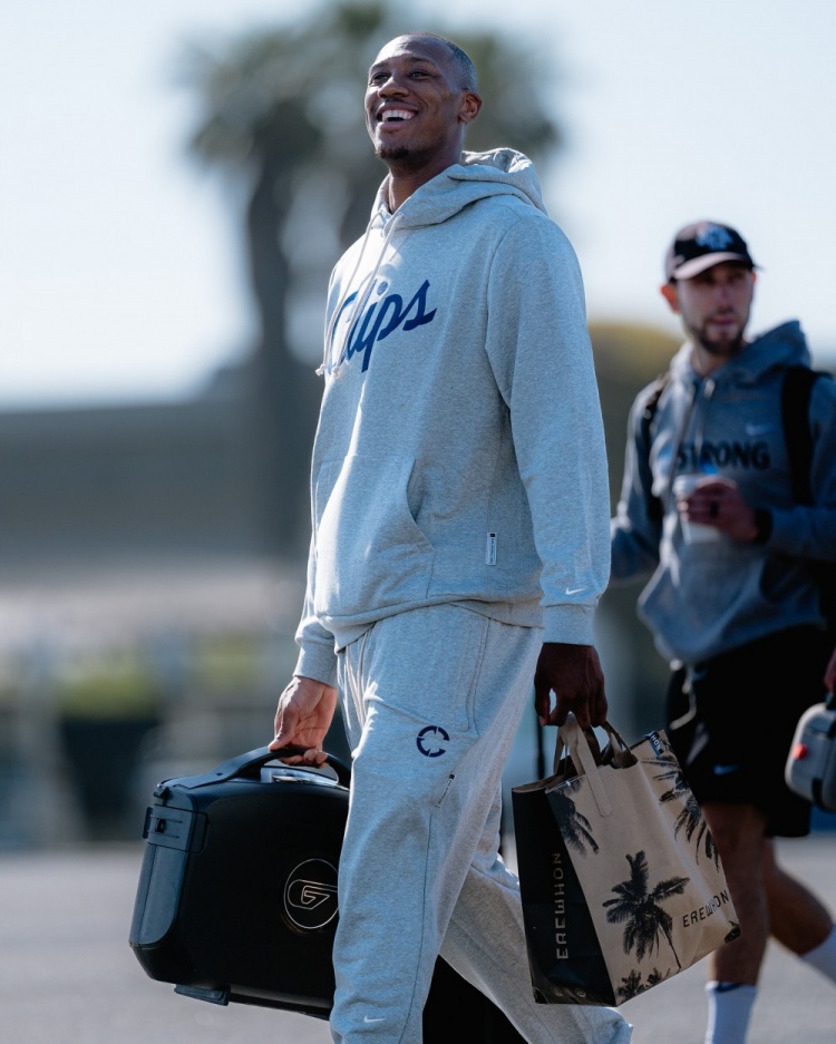 哈登隨隊(duì)出征！快船官方曬出球隊(duì)登機(jī)照：出征東部??！