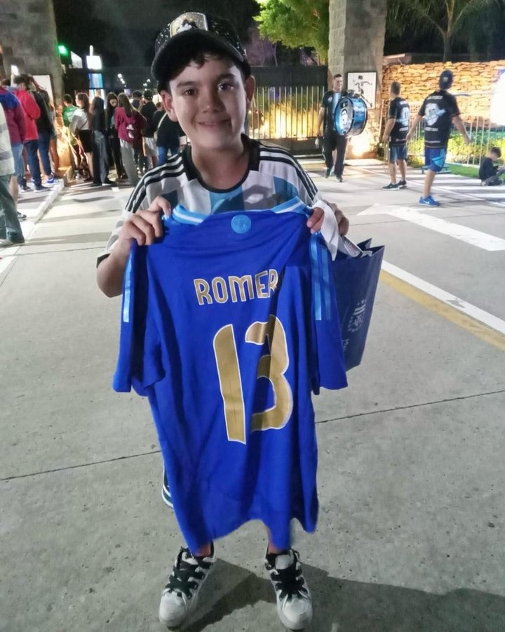 暖心！羅梅羅將簽名球衣贈送給哭著接受采訪的小球迷