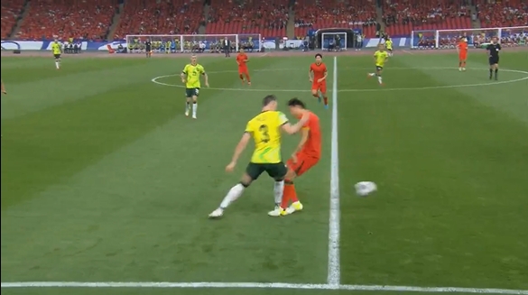 身背一黃的李磊開場第1分鐘兇狠上搶，對方球員痛苦倒地