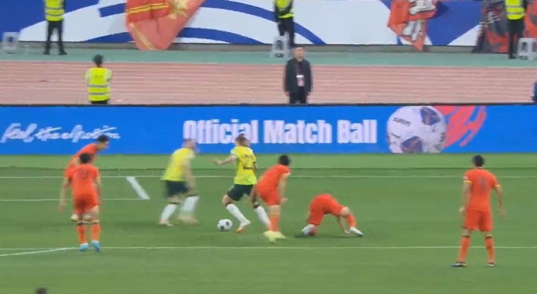 媒體人斥伊萬(wàn)：踢到一半把黃政宇叫回來(lái)，啥好人也禁不住這么折騰