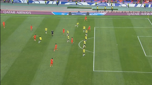 張玉寧停球過(guò)大錯(cuò)失準(zhǔn)單刀良機(jī)，同時(shí)邊裁舉旗示意越位