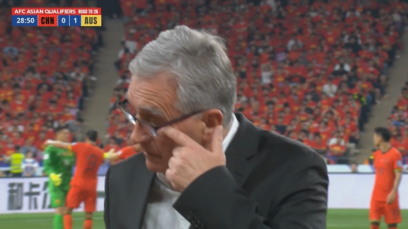 王大雷黃油手送禮！場(chǎng)邊的伊萬(wàn)轉(zhuǎn)頭無(wú)奈抹眼角，與助教討論換人