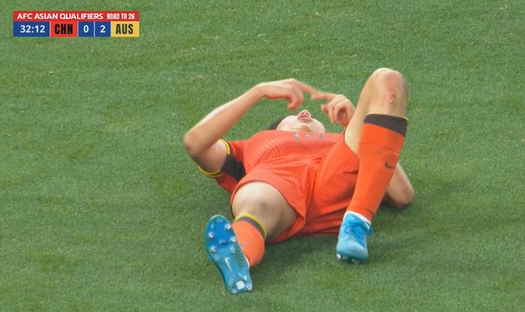 雪上加霜！國(guó)足0-2落后曹永競(jìng)第33分鐘傷退，拜合拉木替補(bǔ)登場(chǎng)！
