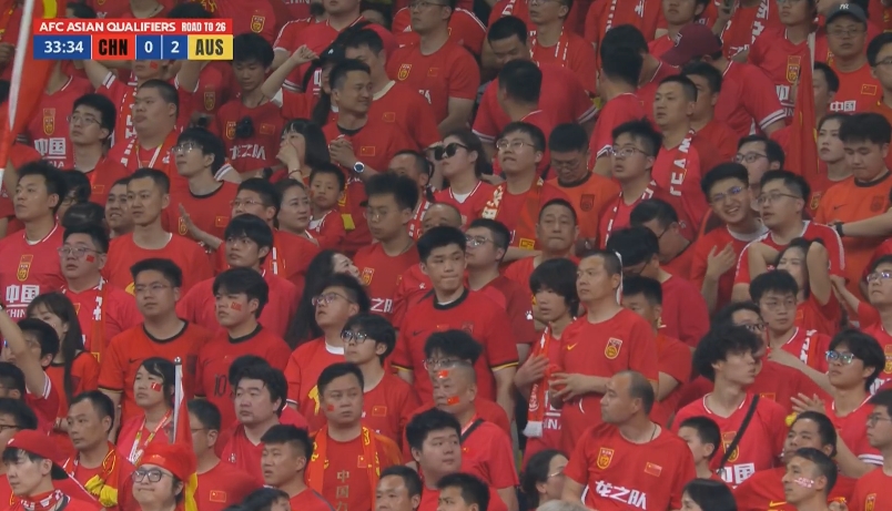 懵了...國(guó)足連丟兩球&黃政宇王大雷低級(jí)失誤，看臺(tái)球迷眼神茫然