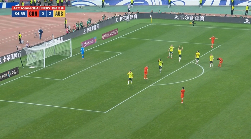 抽筋被換下！張玉寧強(qiáng)行選擇遠(yuǎn)射打高，拜合拉木攤手