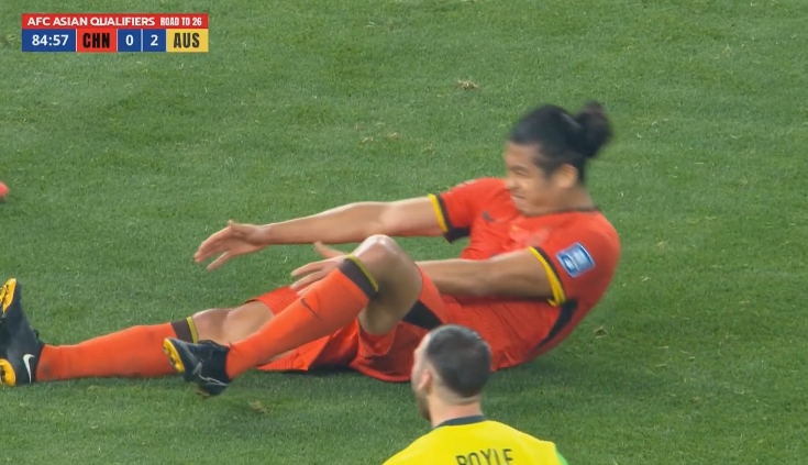 張玉寧強(qiáng)行射門后抽筋被換下！王子銘替補(bǔ)登場