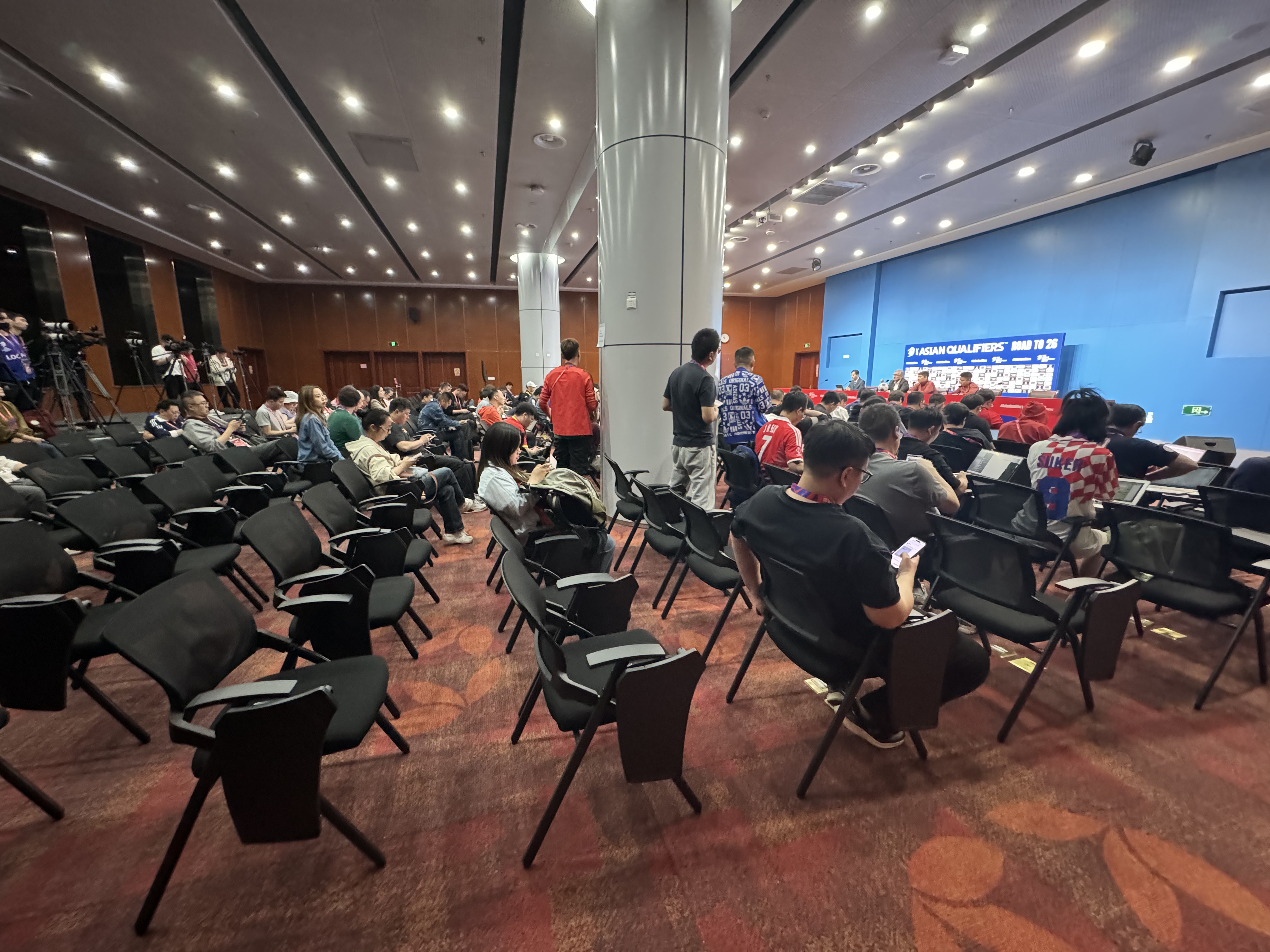 現(xiàn)場(chǎng)直擊|賽前火熱，輸球后冷清！賽后參加發(fā)布會(huì)的記者少了很多