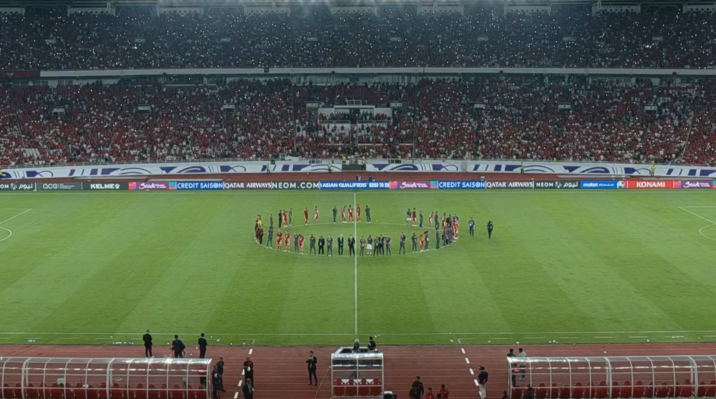 積9分掌握晉級附加賽主動權(quán)！賽后印尼全隊圍繞中圈面向球迷謝場