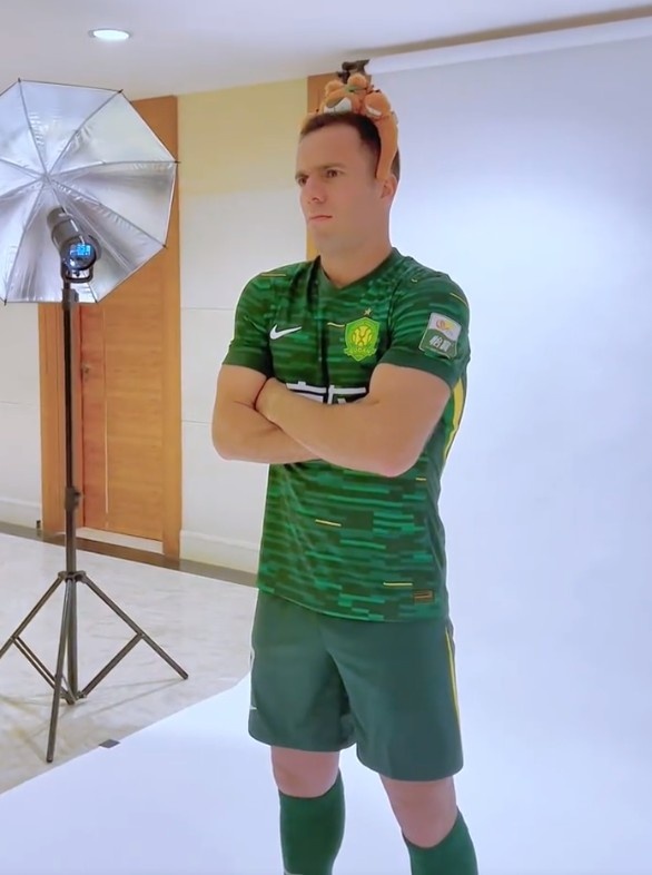 塞爾吉尼奧將迎國安首秀，博主曬其一個月前標(biāo)準(zhǔn)照拍攝花絮