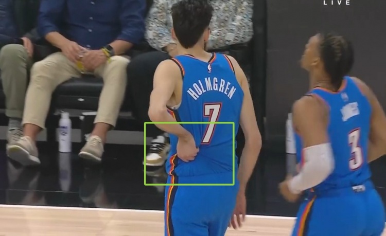 稍有不適！切特扣籃+蓋帽后捂著腰部左側 但繼續(xù)堅持出戰(zhàn)