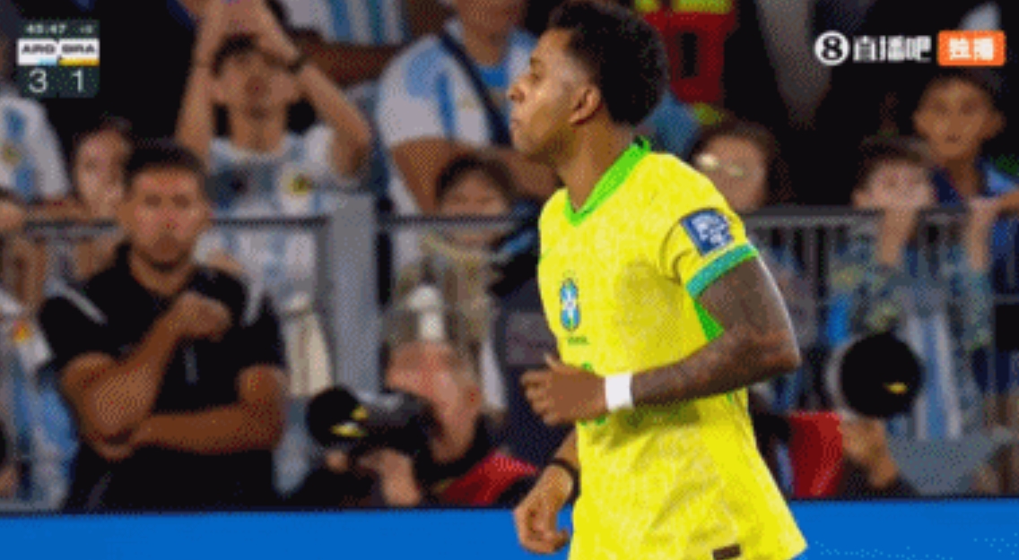 半場(chǎng)被換下！羅德里戈比賽中與帕雷德斯互懟，當(dāng)前進(jìn)球荒超半年