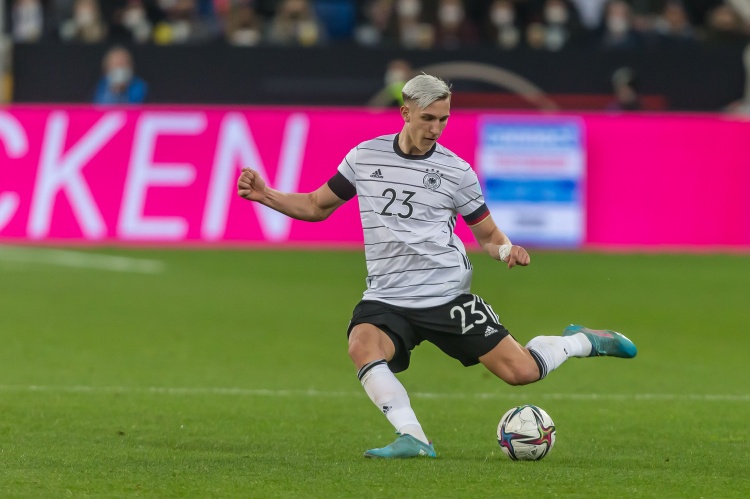 記者：施洛特貝克將取代勞姆對意大利首發(fā)，克萊因丁斯特也將首發(fā)