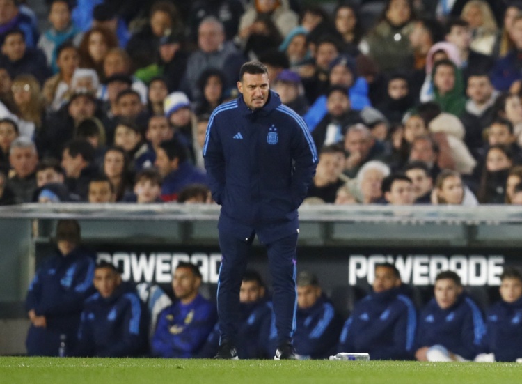 斯卡洛尼：會(huì)讓梅西自己決定踢不踢世界杯；巴西一定會(huì)渡過(guò)難關(guān)