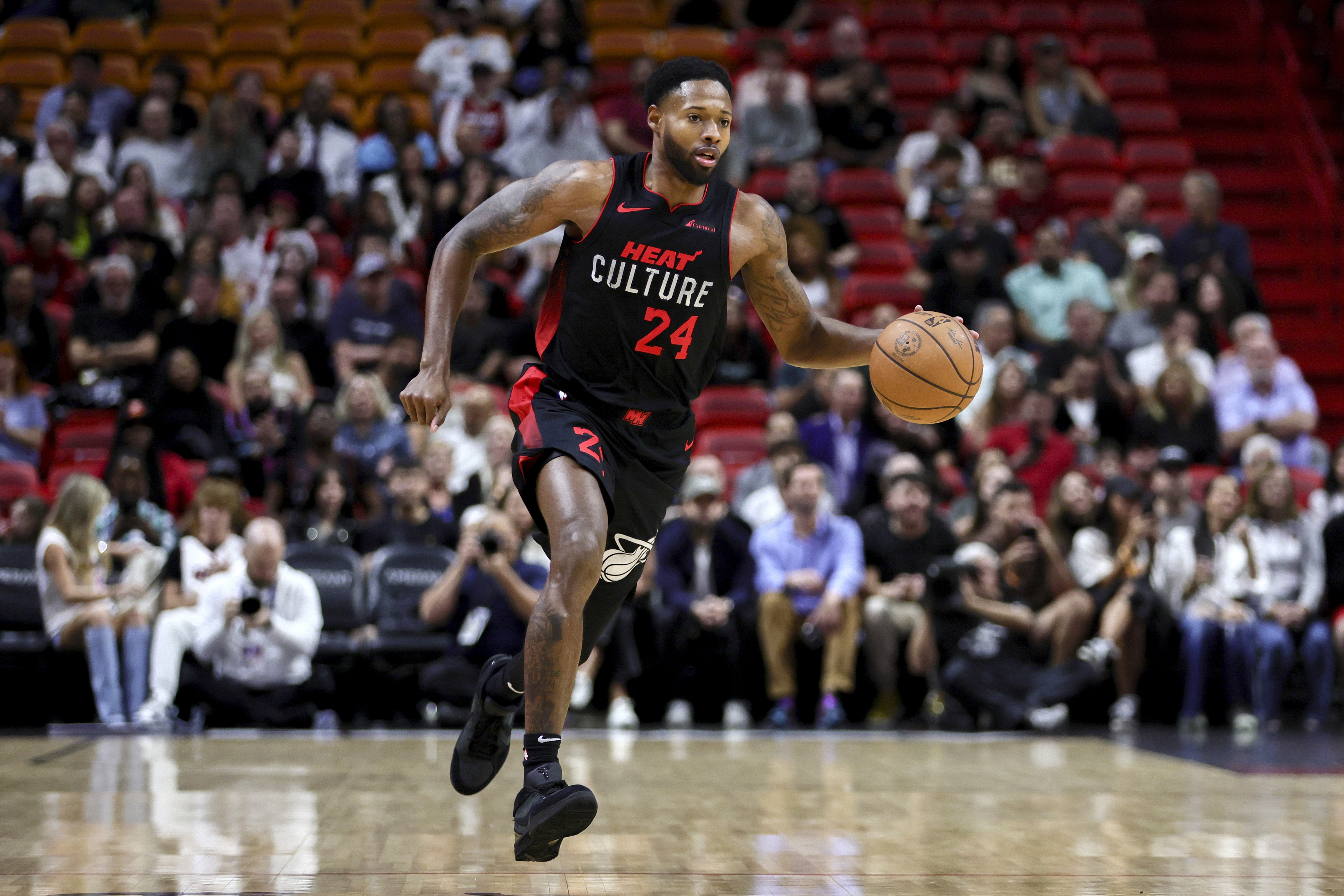 都不錯(cuò)！海史密斯上半場(chǎng)5中3得8分2板2助2斷 韋爾3中3得7分5板