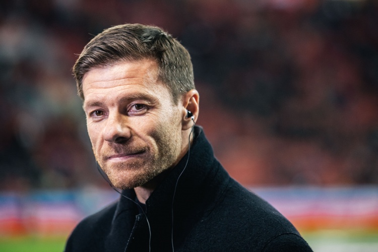 記者：哈維-阿隆索預(yù)計下賽季會留藥廠，皇馬將他視作安帥接班人