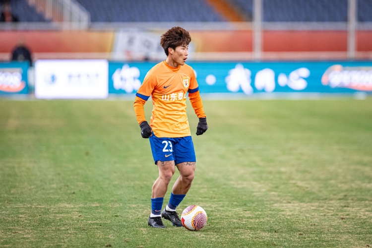 記者：泰山隊(duì)賽前，崔康熙和謝文能出席發(fā)布會(huì)