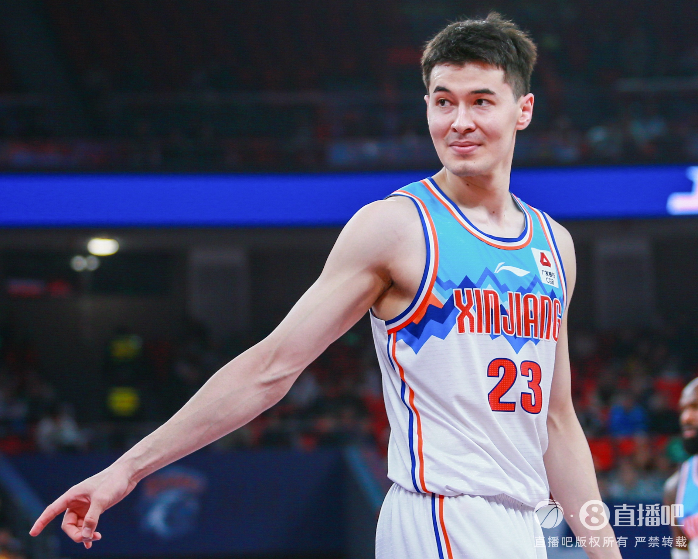 表現(xiàn)挺全面！阿不都沙拉木拿11分15板6助&搶5個(gè)前場(chǎng)板 正負(fù)值+18