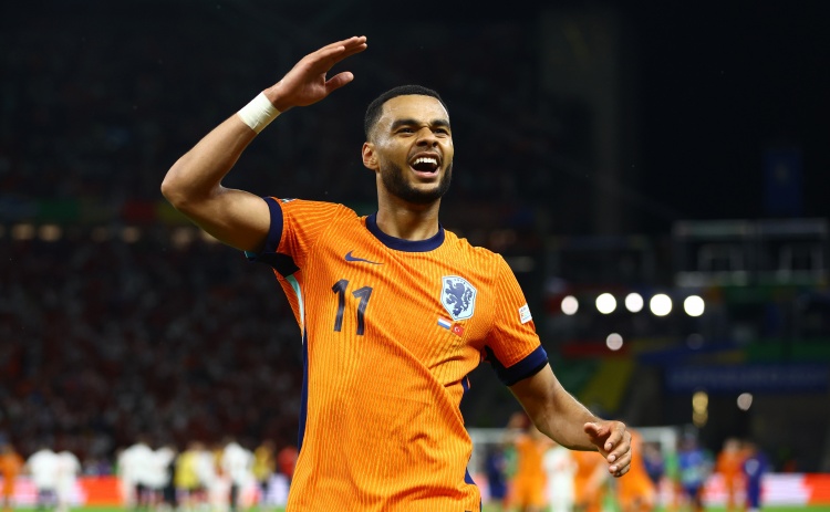 加克波為荷蘭隊出戰(zhàn)前37場比賽參與21球，本世紀僅次于亨特拉爾