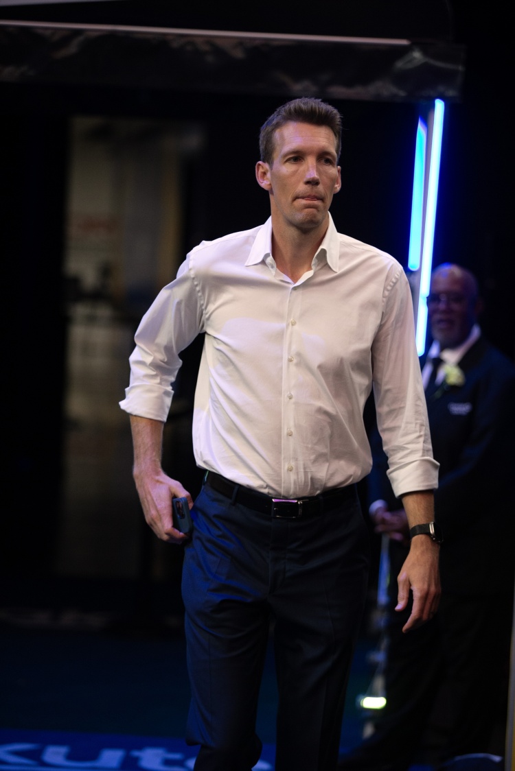 不補(bǔ)強(qiáng)中鋒？鄧?yán)S：我們很小心 不想引進(jìn)無法適應(yīng)球隊的大個子