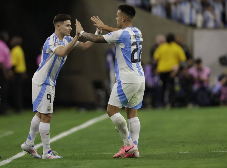 TYC：梅西傷缺后，勞塔羅和阿爾瓦雷斯可能聯(lián)袂首發(fā)對(duì)陣烏拉圭