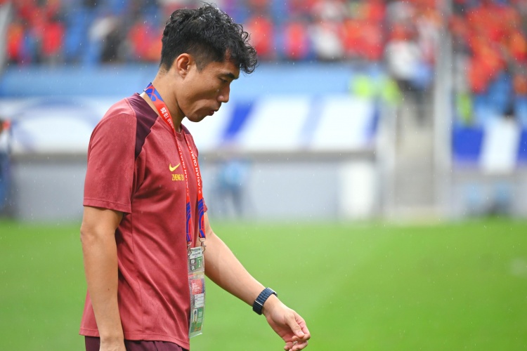 滬媒：?jiǎn)魏笱寚?guó)足防守承受更大壓力，若鄭智沒退役或能勝任