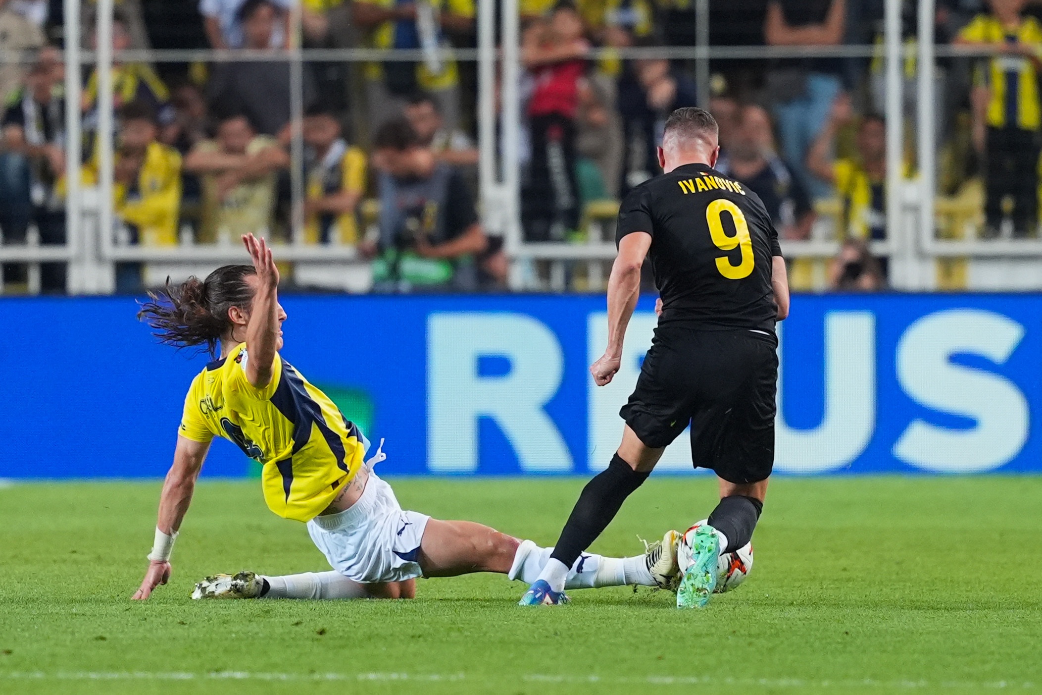 費(fèi)內(nèi)巴切官方：后衛(wèi)瑟云聚背部肌肉嚴(yán)重水腫和出血，已開(kāi)始治療