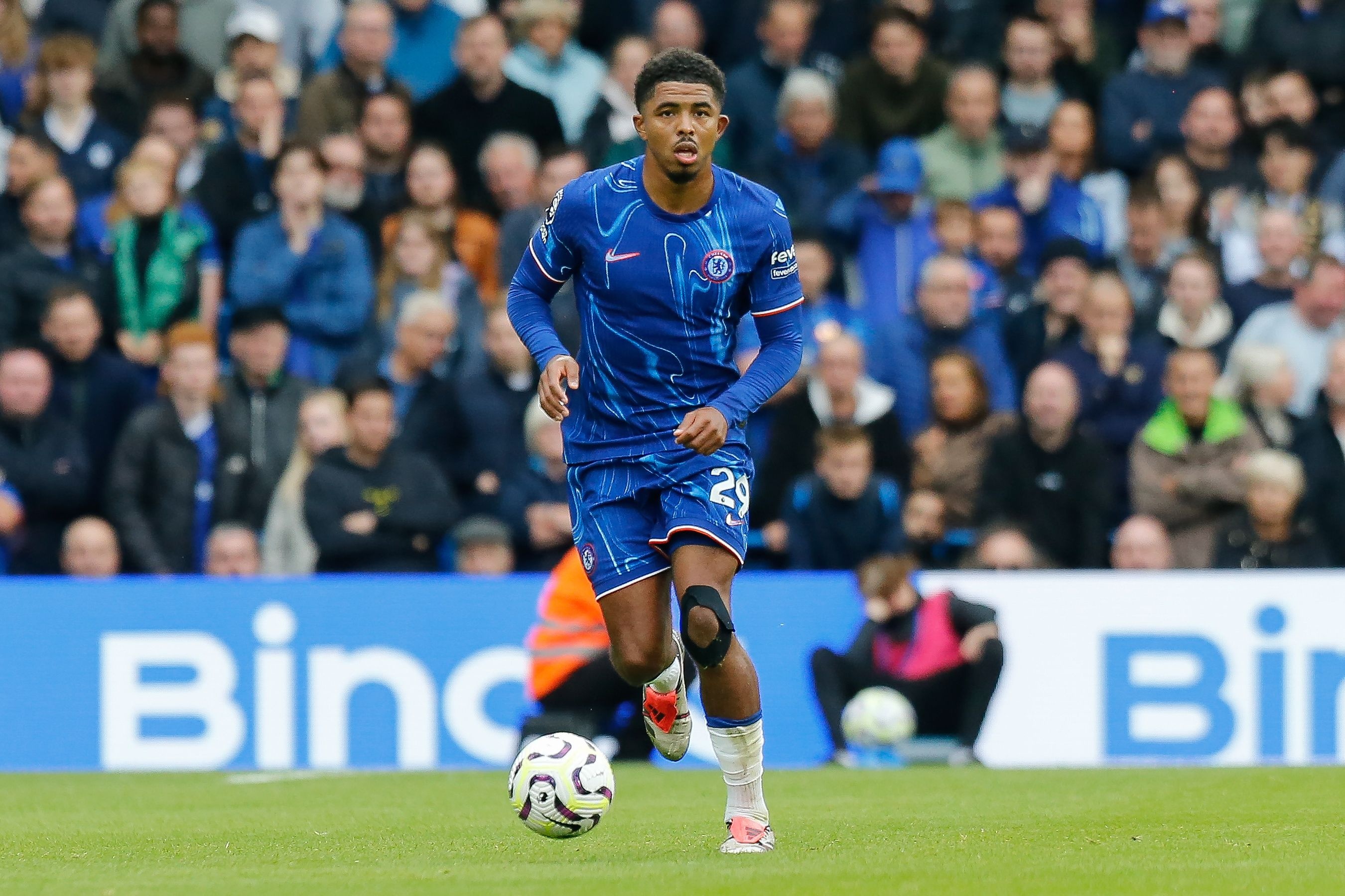 記者：萊斯特城球迷為舊將福法納歌唱，后者鼓掌致意