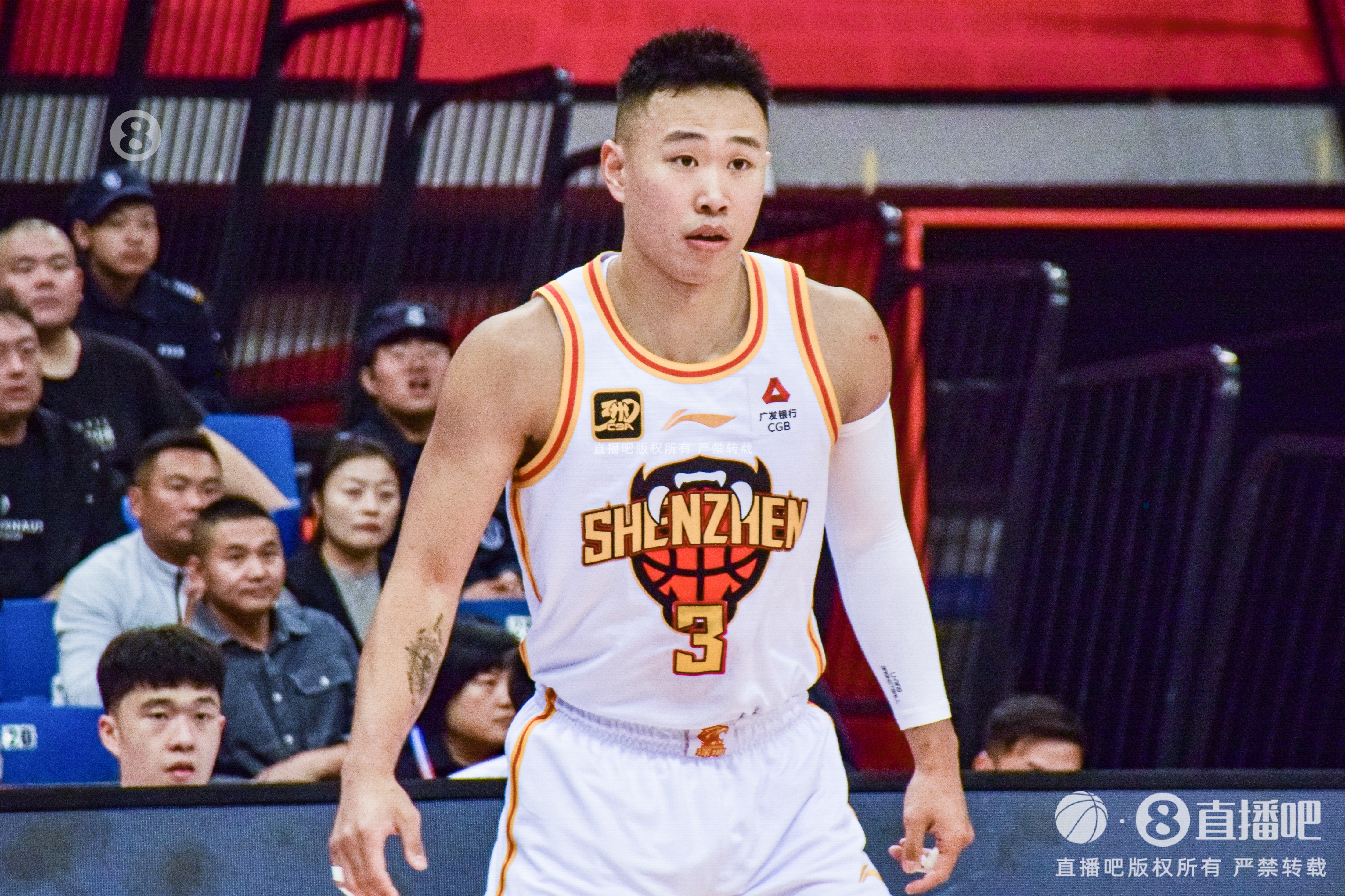 打滿24分鐘！賀希寧半場9中5拿到15分4板 三分6中3