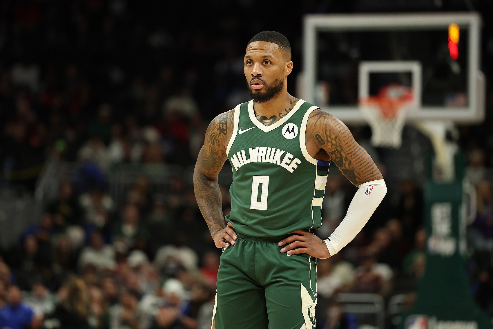 第三節(jié)當(dāng)綠葉！利拉德第三節(jié)拿8分2助&看字母攻 三節(jié)已轟下34分！